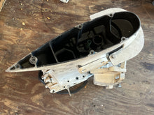 Lade das Bild in den Galerie-Viewer, 200 hp Johnson Evinrude MIDSECTION 25” EXHAUST HOUSING 0435479 SWIVEL 0434724 ADAPTER 0436751 STEERING ARM 0437698 two stroke 1999-2005 j200txedr - some compatibility 225 250 hp
