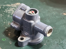 Lade das Bild in den Galerie-Viewer, f 250 225 200 hp Yamaha thermostat cover 2 anode 6P2-1240H-00-9S 69J-1240H-00-1S four stroke 2002-2018
