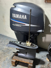 Lade das Bild in den Galerie-Viewer, f 225 hp Yamaha 25” Complete Outboard motor 2005 - 1070 hrs SERVICED &amp; WATER READY
