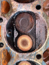 Load image into Gallery viewer, sold ebay aug2025——5.0 5.7 Liter OMC 1989 cylinder head #2 3853852 985431 Valve Cover 0986748 volvo
