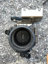Load image into Gallery viewer, BF 130 hp Honda THROTTLE BODY 16400-ZW5-013 Four Stroke 1999-2004
