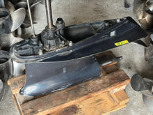 Lade das Bild in den Galerie-Viewer, 175 hp Evinrude Ficht GEAR CASE COMPLETE 5005551 painted 0351907 case 5005401 765402 Upper Drive Shaft 20 Inch 5000615 two stroke 1993-2001 measures 18 3/8” from water pump housing top shifts &amp; pressure tests, mainly fresh water lake motor
