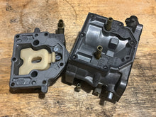 Lade das Bild in den Galerie-Viewer, 200 175 150 hp Mercury CARBURETOR SET WMH 16-1 16-2 16-3 top 3308-9672A44 3311-818650A4 818650A52, center 3308-9672A45 818650A5 818650A53, bottom 3308-9672A46 818650A6 818650A59 two stroke v6 compatible 175 150 hp

