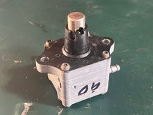 Lade das Bild in den Galerie-Viewer, BF 90 50 40 35 25 hp Honda 16700-ZW1-004 FUEL PUMP oem 1997-2005
