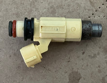 Load image into Gallery viewer, f 225 200 hp Yamaha FUEL INJECTOR CDH240 69J-13761-00-00 four stroke 2002-2010 TESTED
