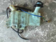 Lade das Bild in den Galerie-Viewer, 50 hp Yamaha OIL TANK 63D-21707-00-00 LEVEL GAUGE 63D-85720-00-00 CAP 6H4-21770-00-00 two stroke 2000-2009 some 40 hp compatibility
