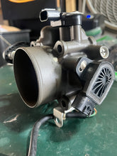 Lade das Bild in den Galerie-Viewer, BF 135 150 hp Honda THROTTLE BODY 16400-ZY6-013 four stroke 2007-up
