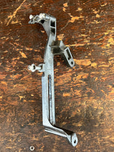 Lade das Bild in den Galerie-Viewer, 30 40 50 60 hp Mercury SHIFT LINKAGE BRACKET 8M0007243  four stroke
