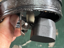 Lade das Bild in den Galerie-Viewer, 75 - 175 hp Evinrude E-tec vst FLOAT PIN &amp; NEEDLE 5004428 two stroke 1998-2005 some Ficht motors
