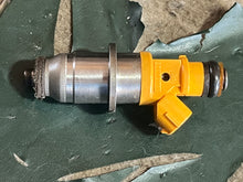 Lade das Bild in den Galerie-Viewer, 250 300 hp Yamaha HPDI FUEL INJECTOR 60V-13761-00-00 e7t25080 two stroke 2003-2009 some compatibility 200 225 hp cleaned
