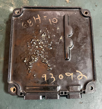 Lade das Bild in den Galerie-Viewer, 150 175 200 hp Yamaha 68H-10 ECU CONTROL UNIT 68H-8591A-10-00 f8t 93092 two stroke HPDI superseded 68H-8591A-11-00 68H-8591A-02-00 68H-8591A-01-00 68H-8591A-00-00

