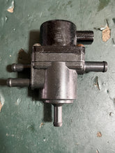 Lade das Bild in den Galerie-Viewer, DF 30 25 hp Suzuki high FUEL PUMP 15200-94L10 four stroke 2016-2019
