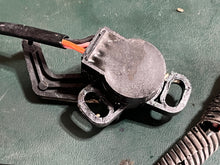 Lade das Bild in den Galerie-Viewer, 75 90 hp Yamaha TRIM angle SENDER 6H1-83672-11-00 two stroke 1994-2000
