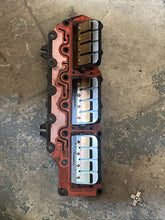 Lade das Bild in den Galerie-Viewer, 175 150 135 hp Ficht Evinrude INTAKE MANIFOLD PORT 0346148 LEAF PLATE 0437591 two stroke 2005-2006
