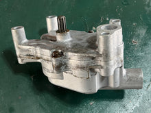 Lade das Bild in den Galerie-Viewer, DF 175 hp Suzuki OIL PUMP ASSY 16400-96J00 four stroke 2006-2013 some 150 200 compatibility

