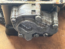 Lade das Bild in den Galerie-Viewer, 40 30 hp Mercury EFI CYLINDER HEAD ASSY crankcase 877568T 803016T06 COVER 834779A1 four stroke 3 cylinder 2005
