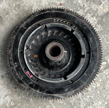 Lade das Bild in den Galerie-Viewer, 225 200 hp Johnson Evinrude FLYWHEEL 0583970 two stroke v6
