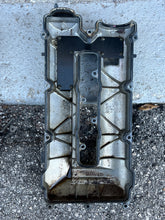 Cargar imagen en el visor de la galería, f 225 200 hp Yamaha CYLINDER HEAD COVER 1 strbd 69J-11191-00-1S four stroke 2002-10
