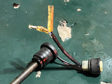 Lade das Bild in den Galerie-Viewer, 200 hp Yamaha OIL LEVEL GAUGE sensor 6E5-85720-02-00 with 10’ LEAD WIRE 6E5-82521-03-00 Two Stroke 1985-1993 some compatibility 115 130 150 175 220 225 250 hp
