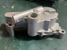 Lade das Bild in den Galerie-Viewer, DF 225 200 250 hp Suzuki OIL PUMP ASSY 16400-93J01 with SPROCKET 12632-93J11 four stroke 2004-2011
