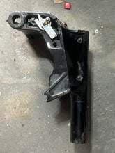 Lade das Bild in den Galerie-Viewer, DF 30 hp Suzuki 15” SWIVEL BRACKET 43111-94LA0-YAY four stroke 2018
