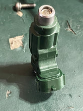 Cargar imagen en el visor de la galería, f 150 Yamaha FUEL INJECTOR green 63P-13761-00-00 EAT152 four stroke 2004-2010 cleaned
