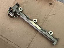 Load image into Gallery viewer, f 225 200 hp Yamaha FUEL rail DELIVERY PIPE 2 69J-13170-00-00 PRESSURE REGULATOR 69J-13906-00-00 four stroke 2002-2010
