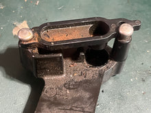 Cargar imagen en el visor de la galería, 225 200 hp Mercury THROTTLE LINKAGE BRACKET 8240102 824010-c two stroke efi dfi 1994
