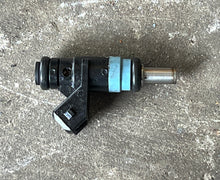 Lade das Bild in den Galerie-Viewer, 350 hp Mercury VERADO FUEL INJECTOR 842915T01 four stroke

