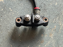 Lade das Bild in den Galerie-Viewer, 150 hp Yamaha battery TERMINAL 64D-81920-01-00 64D-81920-00-00 two stroke 1996-2009 some compatibility 175 200 hp
