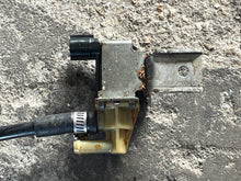 Lade das Bild in den Galerie-Viewer, 40 30 hp Mercury EFI intake SOLENOID VALVE 877805T four stroke 3 cylinder 2005
