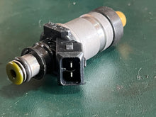 Cargar imagen en el visor de la galería, 250 225 hp Mercury FUEL INJECTOR SET OF 6 18715T1 18715A1 two stroke EFI some 300 hp
