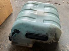 Lade das Bild in den Galerie-Viewer, 115 90 75 hp Mercury Optimax OIL TANK 879844T04 CAP 828475A09 COVER 883044001 Two Stroke 3 Cylinder DFI 2008
