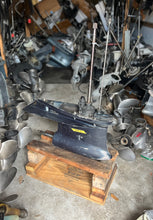 Lade das Bild in den Galerie-Viewer, 175 hp Evinrude Ficht GEAR CASE COMPLETE 5005551 painted 0351907 case 5005401 765402 Upper Drive Shaft 20 Inch 5000615 two stroke 1993-2001 measures 18 3/8” from water pump housing top shifts &amp; pressure tests, mainly fresh water lake motor
