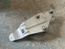 Lade das Bild in den Galerie-Viewer, 175 150 135 115 hp Ficht Evinrude CAPACITOR MOUNTING BRACKET 0346538 two stroke 2000-2006
