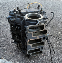 Lade das Bild in den Galerie-Viewer, 200 175 150 hp Yamaha CRANKCASE 64E-15100-00-94 two stroke 6 cylinder carbureted 1996-1998
