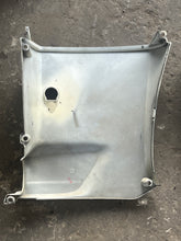 Lade das Bild in den Galerie-Viewer, DF 175 150 200 hp Suzuki side cover OIL PAN 61131-96J03-Y5S 61141-96J03-Y5S four stroke 2019-2022
