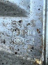 Cargar imagen en el visor de la galería, f 225 200 hp Yamaha CYLINDER HEAD COVER 2 port 69J-11192-00-1S four stroke 2002-10
