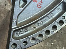 Load image into Gallery viewer, F 25 hp Yamaha 65W-43112-00-4D strbd Stern clam bracket 65W-43111-00-4D port FOUR STROKE 1998
