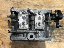 Lade das Bild in den Galerie-Viewer, 200 hp Mercury CARBURETOR SET WMH 16-1 16-2 16-3 top 3308-9672A44 3311-818650A4 818650A52, center 3308-9672A45 818650A5 818650A53, bottom 3308-9672A46 818650A6 818650A59 two stroke v6 compatible 175 150 hp
