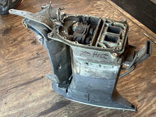 Lade das Bild in den Galerie-Viewer, 250 225 hp Yamaha 20” MIDSECTION hpdi SWIVEL 64E-43311-10-8D STEERING BRACKET 66K-42510-00-8D UPPER CASING 60X-45111-00-8D EXHAUST 60V-41137-00-94 two stroke 2003 3.1 Liter
