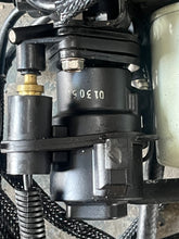 Lade das Bild in den Galerie-Viewer, 175 150 135 115 hp Ficht Evinrude OIL LIFT PUMP 5001221 OIL INJECTOR MANIFOLD 5000838 two stroke 2002-2005
