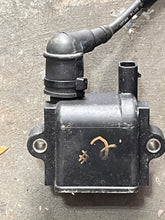 Lade das Bild in den Galerie-Viewer, 50 40 hp Tohatsu Nissan IGNITION COIL #2 &amp; # 3 3Z5064700 1542 PLUG CAP 3H6069990 two stroke 2002-2018
