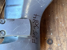 Cargar imagen en el visor de la galería, f 25 hp Yamaha MANUAL TILT MIDSECTION four stroke 15” SHORT SWIVEL 65W-43311-00-4D RECEIVER 66T-43350-01-00 UPPER CASING EXHAUST 65W-41137-02-94 65W-45111-00-4D CLAMP BRACKETS 65W-43111-01-4D four stroke 1998-2004
