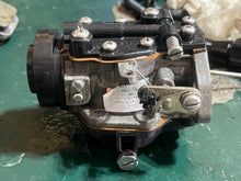 Load image into Gallery viewer, 25 35 HP OMC Johnson Evinrude CARBURETOR SET two stroke 3 cylinder 1996-2001 0438272 438272 0438273 438273 436351 0436351
