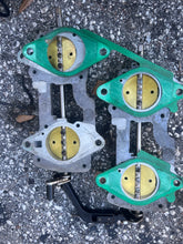 Lade das Bild in den Galerie-Viewer, 140 125 120 hp Evinrude Johnson v4 THROTTLE BODY ASSY 0432511 with CARBURETOR LINK 0432773 two stroke looper 1988-1990
