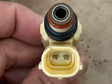 Load image into Gallery viewer, f 225 200 hp Yamaha FUEL INJECTOR CDH240 69J-13761-00-00 four stroke 2002-2010 TESTED
