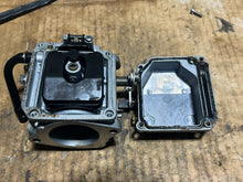 Load image into Gallery viewer, 90 75 hp Yamaha carburetor set 6H107 two stroke 1992-2003 without linkages 6H1-14302-07-00 6H1-14301-07-00 6H1-14303-07-00
