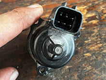 Cargar imagen en el visor de la galería, f 115 200 225 hp Yamaha 68V-1312A-00-00 iac isc VALVE CONTROL sensor 2000-2010 FOUR STROKE
