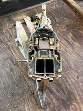 Lade das Bild in den Galerie-Viewer, 200 hp Johnson Evinrude MIDSECTION 25” EXHAUST HOUSING 0435479 SWIVEL 0434724 ADAPTER 0436751 STEERING ARM 0437698 two stroke 1999-2005 j200txedr - some compatibility 225 250 hp
